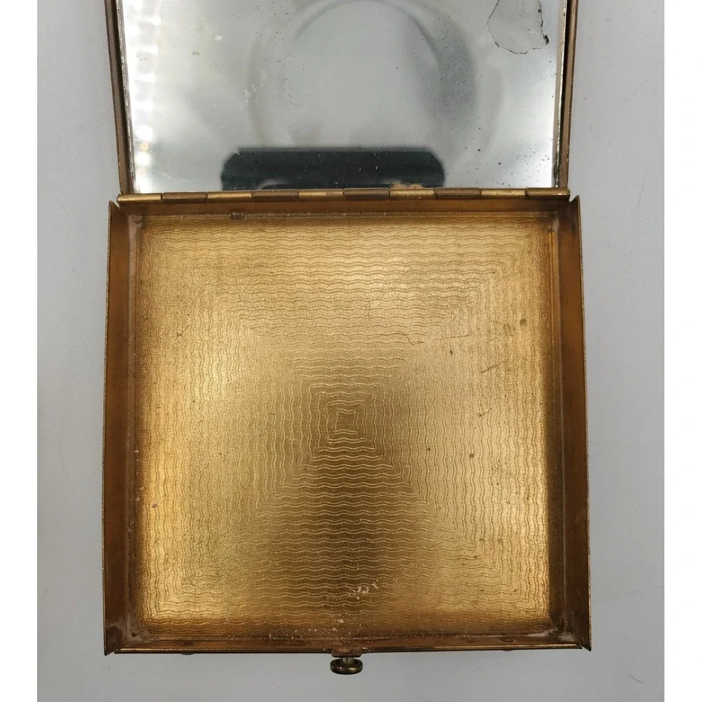 Vtg Gold Tone Guilloche Horse Carriage Dorset Fifth Avenue Compact